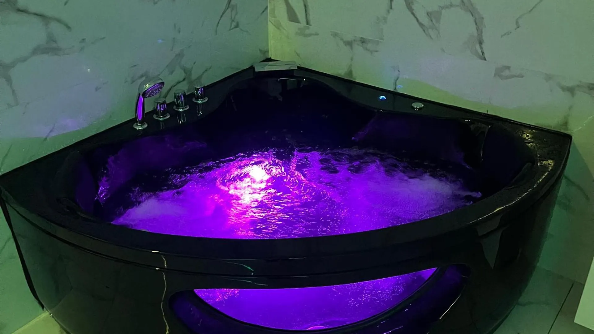 Suite Baignoire Balneo St Charles contacts